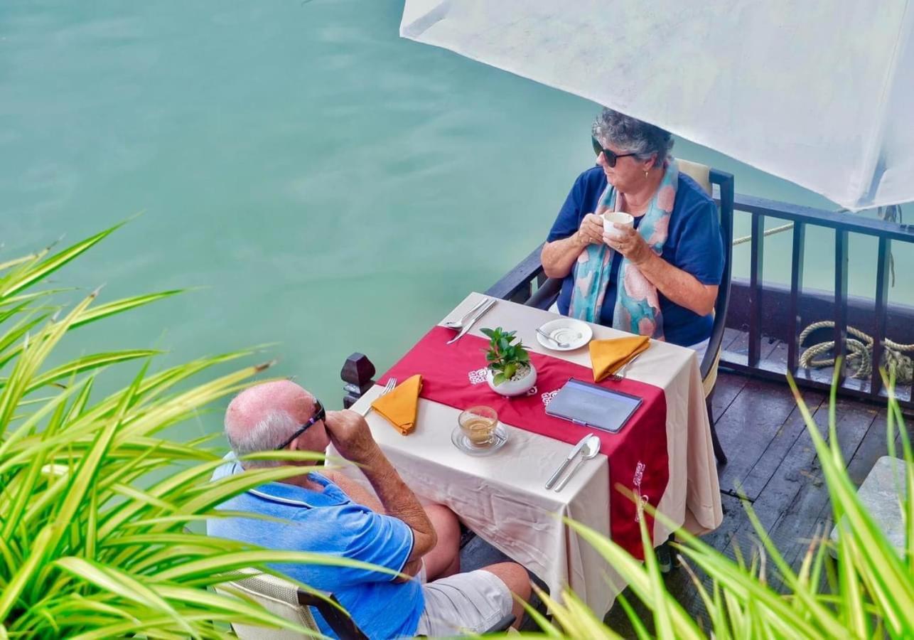Little Riverside Hoi An . A Luxury Hotel & Spa Exteriér fotografie A couple at a restaurant