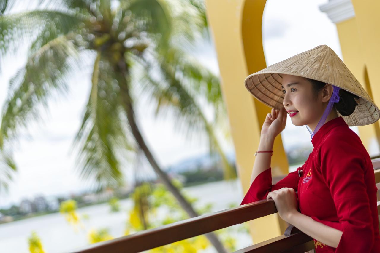 Little Riverside Hoi An . A Luxury Hotel & Spa Exteriér fotografie A Vietnamese woman wearing a non la