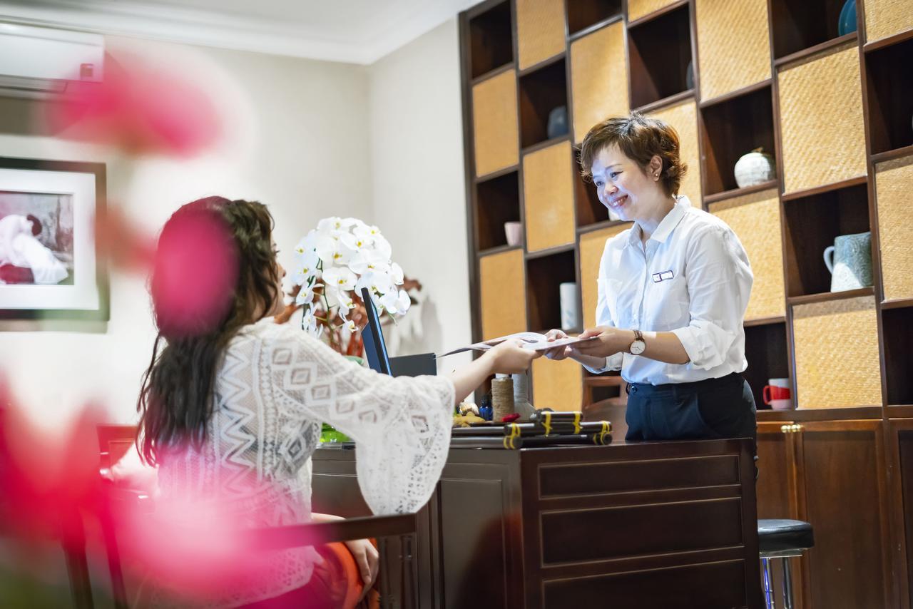 Little Riverside Hoi An . A Luxury Hotel & Spa Exteriér fotografie A guest checking in at the hotel