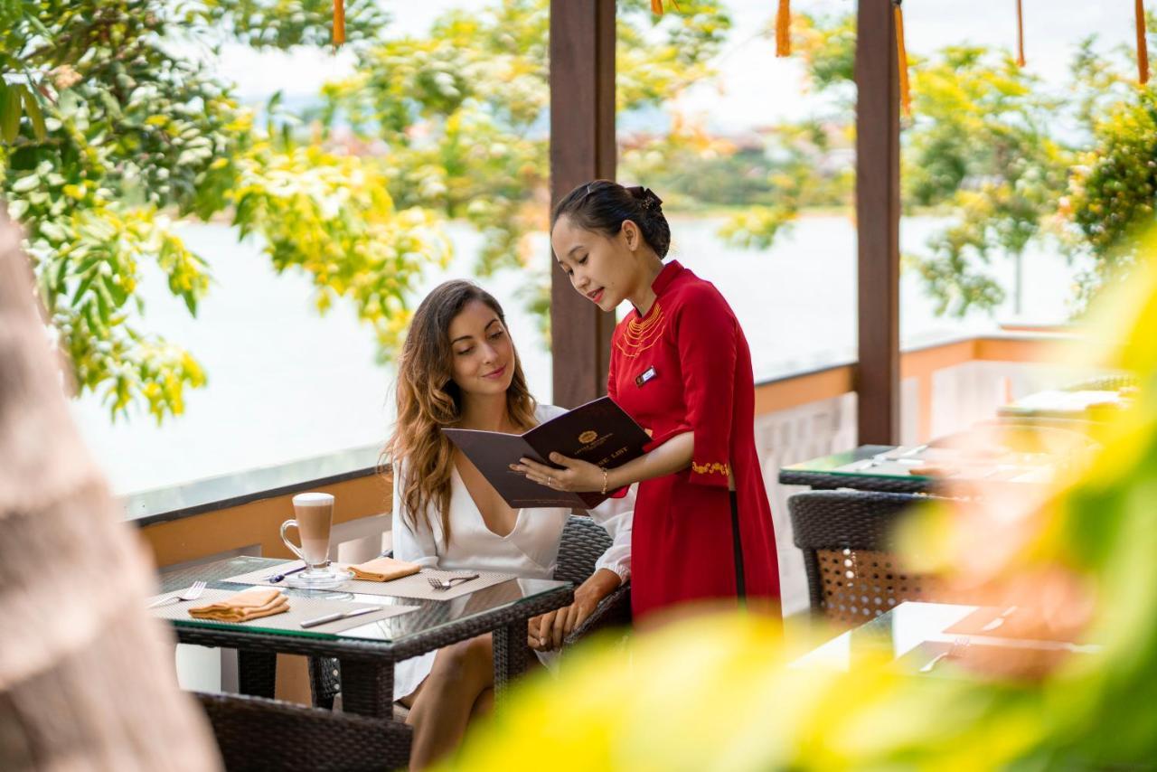 Little Riverside Hoi An . A Luxury Hotel & Spa Exteriér fotografie A Vietnamese waitress serving a guest